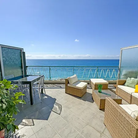 Breathtaking Rooftop Experience On Promenade アパート ニース